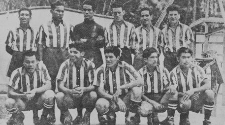 Imagen de archivo del primer equipo profesional de Chivas, en 1943. EL INFORMADOR / ARCHIVO