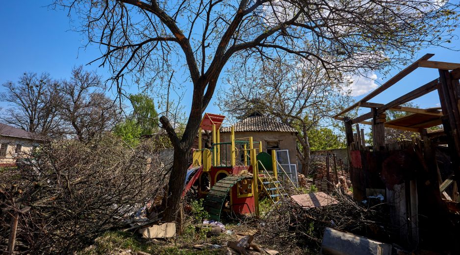 El lugar donde se produjo un ataque ruso contra una zona residencial en Járkiv, Ucrania, el 7 de mayo de 2026, en medio de la invasión rusa en curso. EFE/S. KOZLOV