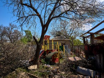El lugar donde se produjo un ataque ruso contra una zona residencial en Járkiv, Ucrania, el 7 de mayo de 2026, en medio de la invasión rusa en curso. EFE/S. KOZLOV