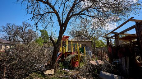 El lugar donde se produjo un ataque ruso contra una zona residencial en Járkiv, Ucrania, el 7 de mayo de 2026, en medio de la invasión rusa en curso. EFE/S. KOZLOV