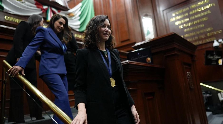 La presidenta madrileña ha protagonizado numerosas polémicas durante su viaje por encabezar un homenaje a Hernán Cortés, defender la pureza del mestizaje y lanzar críticas contra Morena. ESPECIAL/X/@IdiazAyuso
