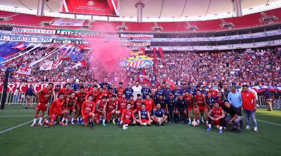 Durante el entrenamiento, los jugadores realizaron ejercicios regenerativos en medio de un ambiente de fiesta. CORTESÍA/ CHIVAS.