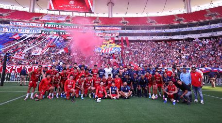 Durante el entrenamiento, los jugadores realizaron ejercicios regenerativos en medio de un ambiente de fiesta. CORTESÍA/ CHIVAS.