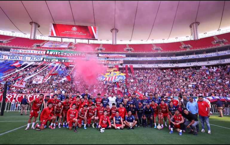 Durante el entrenamiento, los jugadores realizaron ejercicios regenerativos en medio de un ambiente de fiesta. CORTESÍA/ CHIVAS.