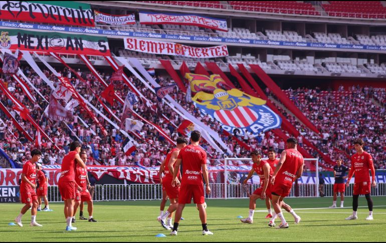 Durante el entrenamiento, los jugadores realizaron ejercicios regenerativos en medio de un ambiente de fiesta. CORTESÍA/ CHIVAS.