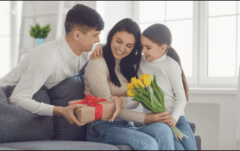 Regalar flores es un lenguaje simbólico donde cada especie y color transmite emociones específicas. CANVA
