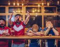Durante los 90 minutos que dura un encuentro, los espectadores experimentan un contraste brutal. Se puede pasar de la felicidad a la tristeza, y de la angustia a la esperanza en cuestión de segundos. ESPECIAL / CANVA