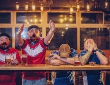 Durante los 90 minutos que dura un encuentro, los espectadores experimentan un contraste brutal. Se puede pasar de la felicidad a la tristeza, y de la angustia a la esperanza en cuestión de segundos. ESPECIAL / CANVA