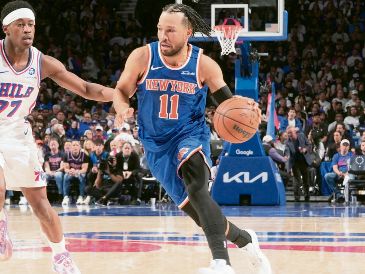 El base del conjunto neoyorquino, Jalen Brunson, anotó 33 puntos y sentenció el partido con canastas importantes en los minutos finales. AFP