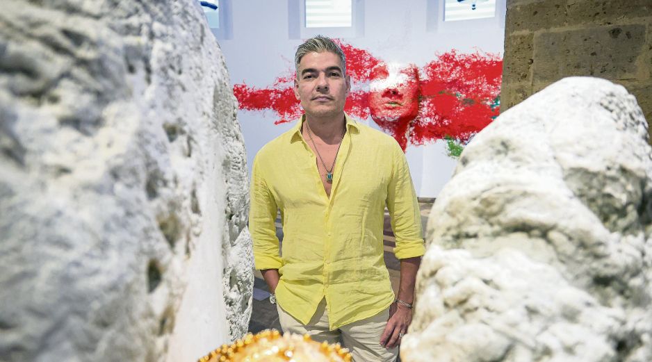 El artista Rogelio Manzo inauguró la muestra “Lumbral de una pasión”, en la Sala Giroleta del Museo Palacio de Gobierno de Jalisco. EL INFORMADOR/ J. Acosta