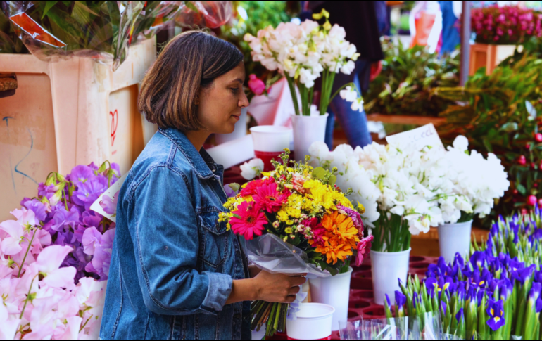 Si te preguntas dónde comprar, el histórico Mercado de Mezquitán sigue siendo el referente principal en el Área Metropolitana de Guadalajara. ESPECIAL / CANVA