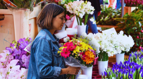 Si te preguntas dónde comprar, el histórico Mercado de Mezquitán sigue siendo el referente principal en el Área Metropolitana de Guadalajara. ESPECIAL / CANVA