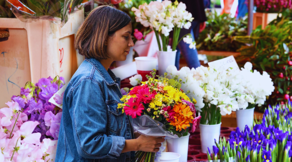 Si te preguntas dónde comprar, el histórico Mercado de Mezquitán sigue siendo el referente principal en el Área Metropolitana de Guadalajara. ESPECIAL / CANVA