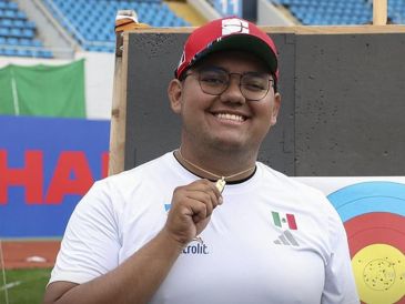Sebastián García mostrando su cadena de oro tras vencer a Nicolas Girard en la final de la Copa del Mundo de tiro Con Arco. ESPECIAL / X: @conadeoficial