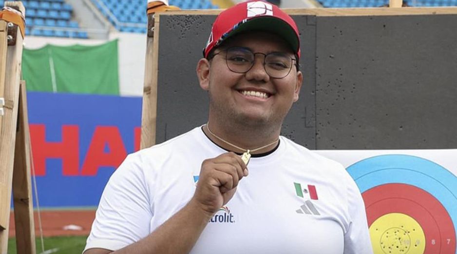 Sebastián García mostrando su cadena de oro tras vencer a Nicolas Girard en la final de la Copa del Mundo de tiro Con Arco. ESPECIAL / X: @conadeoficial