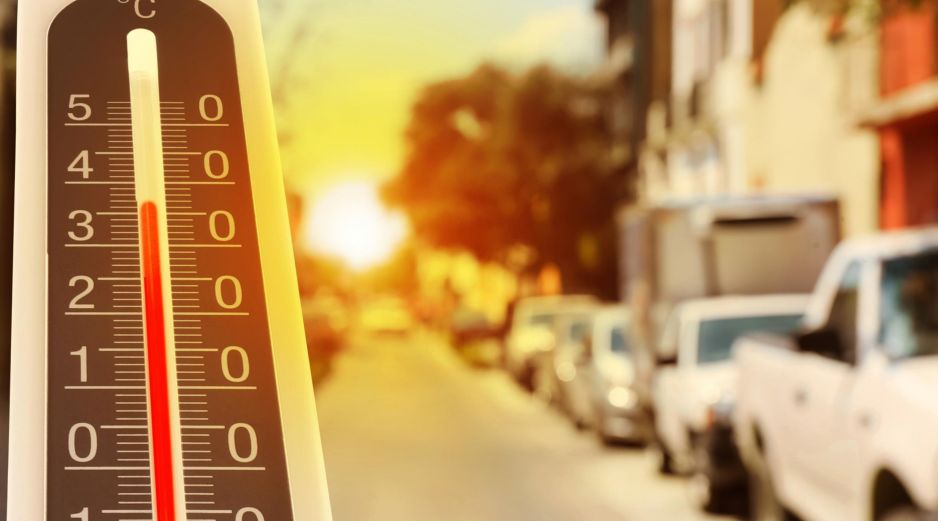 Según los datos compartidos por el canal oficial Jalisco Alerta, la temperatura dentro de un automóvil puede aumentar más de 20 °C por encima del clima exterior. ESPECIAL / CANVA