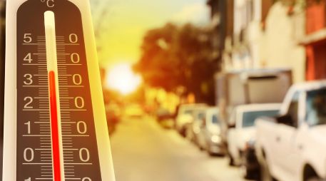 Según los datos compartidos por el canal oficial Jalisco Alerta, la temperatura dentro de un automóvil puede aumentar más de 20 °C por encima del clima exterior. ESPECIAL / CANVA