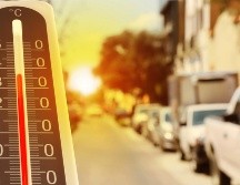 Según los datos compartidos por el canal oficial Jalisco Alerta, la temperatura dentro de un automóvil puede aumentar más de 20 °C por encima del clima exterior. ESPECIAL / CANVA