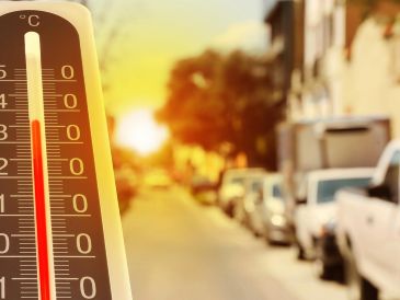 Según los datos compartidos por el canal oficial Jalisco Alerta, la temperatura dentro de un automóvil puede aumentar más de 20 °C por encima del clima exterior. ESPECIAL / CANVA