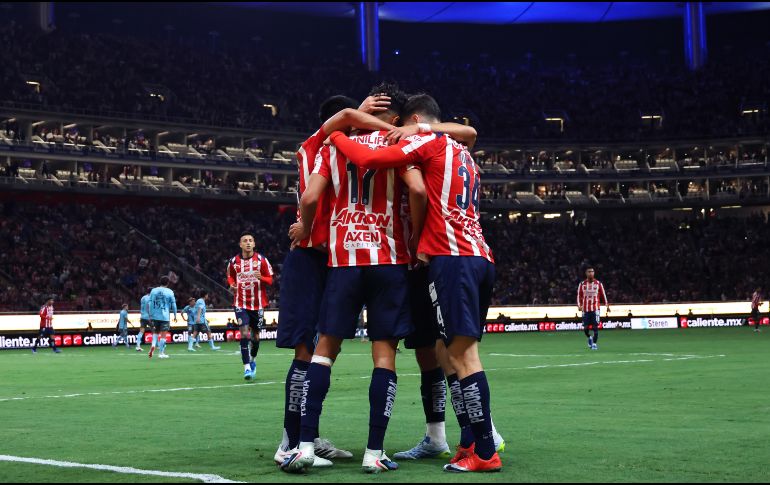 Aficionados de Chivas llenarán el Estadio AKRON para apoyar al equipo en busca de remontar la serie ante Tigres. IMAGO7