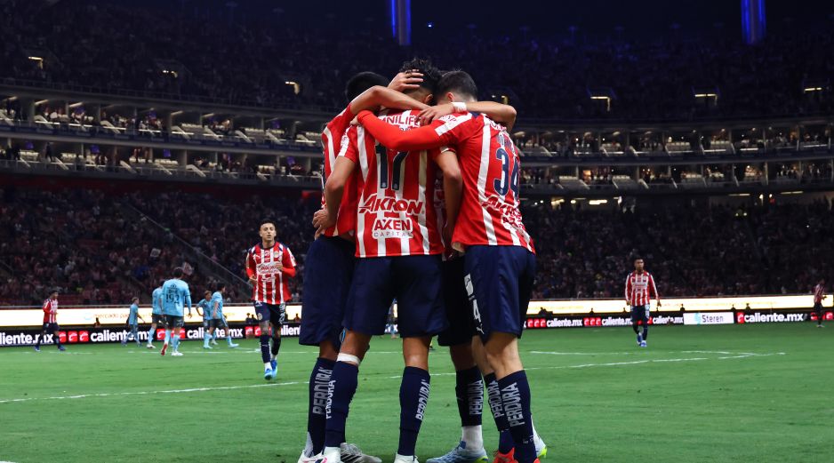 Aficionados de Chivas llenarán el Estadio AKRON para apoyar al equipo en busca de remontar la serie ante Tigres. IMAGO7