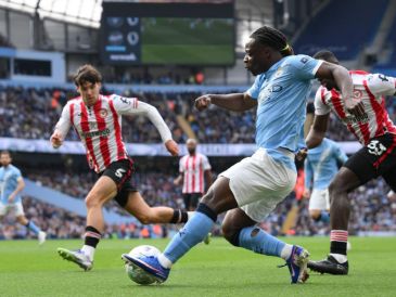 Jérémy Doku abrió el camino del triunfo para Manchester City en la goleada sobre Brentford en la Premier League. EFE / G. Oakley