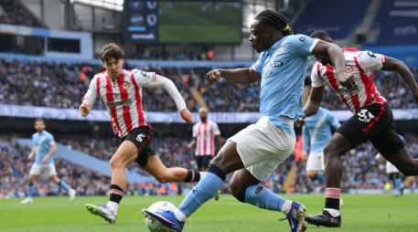 Jérémy Doku abrió el camino del triunfo para Manchester City en la goleada sobre Brentford en la Premier League. EFE / G. Oakley