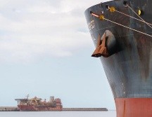 Bocana del Puerto de Granadilla por la que se espera que entre el crucero MV Hondius, afectado por un brote de hantavirus. EFE/R. de la Rocha