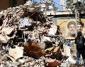 Una mujer pasea por un edificio parcialmente dañado objetivo de un ataque israelí en el barrio de Haret Hreik, suburbio sur de Beirut, Líbano. EFE/STRINGER