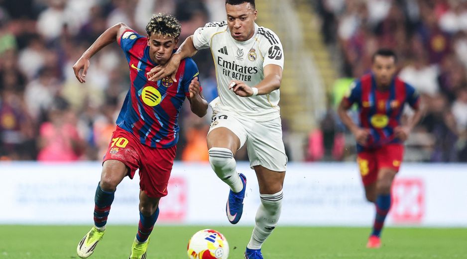 El cuadro blaugrana suma 88 puntos y aventaja por 11 unidades al conjunto merengue. AFP/ ARCHIVO.