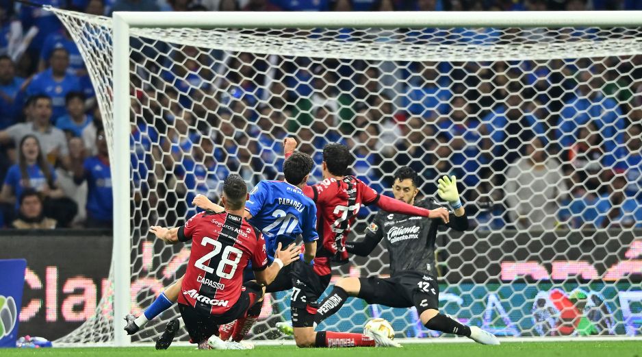 José Paradela anota el gol que sentenció el marcador y dio el pase a semifinales al Cruz Azul. IMAGO7/E. Espinosa