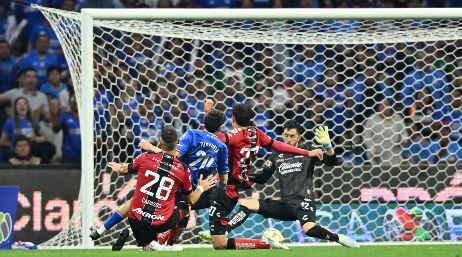 José Paradela anota el gol que sentenció el marcador y dio el pase a semifinales al Cruz Azul. IMAGO7/E. Espinosa