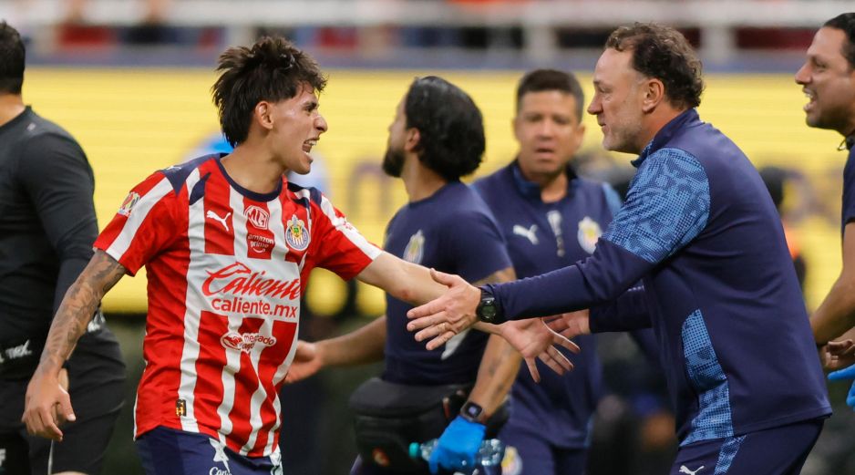 Milito también habló sobre el presente de Santiago Sandoval, quien se convirtió en la principal figura del partido. EFE/F. Guasco