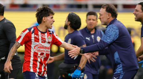 Milito también habló sobre el presente de Santiago Sandoval, quien se convirtió en la principal figura del partido. EFE/F. Guasco