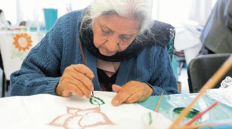 Miles de mujeres adultas mayores continúan trabajando para sostener sus hogares y cubrir gastos básicos diarios. EL INFORMADOR/Archivo