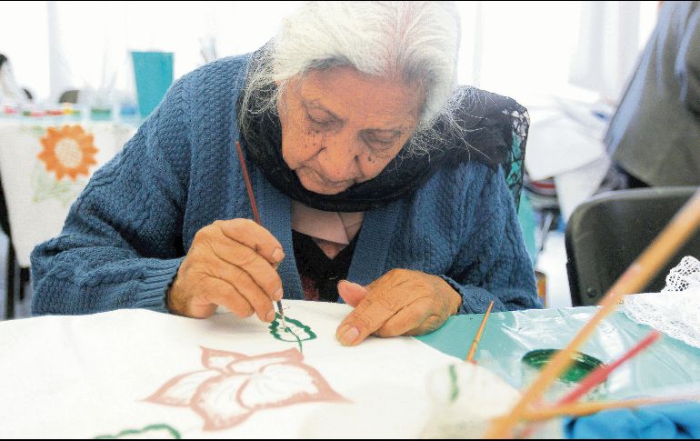 Miles de mujeres adultas mayores continúan trabajando para sostener sus hogares y cubrir gastos básicos diarios. EL INFORMADOR/Archivo