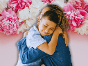 Este Día de las Madres, atrévete a romper el molde comercial tradicional, cuida tus finanzas personales y, sobre todo, recuerda siempre la regla de oro: regale afecto, no lo compre. ESPECIAL / CANVA