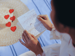No se trata de redactar un poema impecable, sino de abrir un canal de comunicación auténtico para expresar gratitud, pedir perdón o simplemente reconocer el esfuerzo materno. ESPECIAL / CANVA