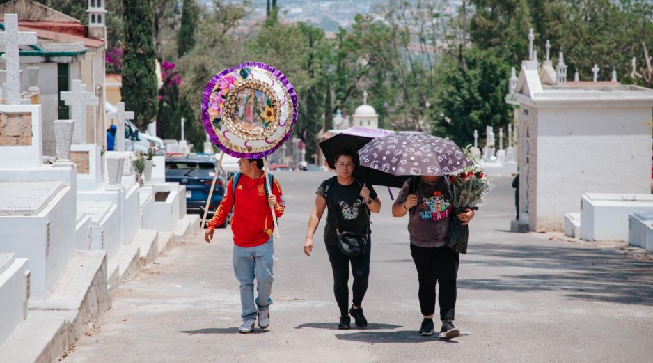 Ante la masiva asistencia que se registra hoy en los cementerios, las autoridades han emitido una serie de recomendaciones para la población. ESPECIAL/Gobierno de Guadalajara