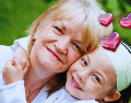 Este 10 de mayo, te invitamos a mirar a tu abuela no solo como la consentidora oficial, sino como la heroína absoluta que hace posible el equilibrio de tu hogar. ESPECIAL / CANVA