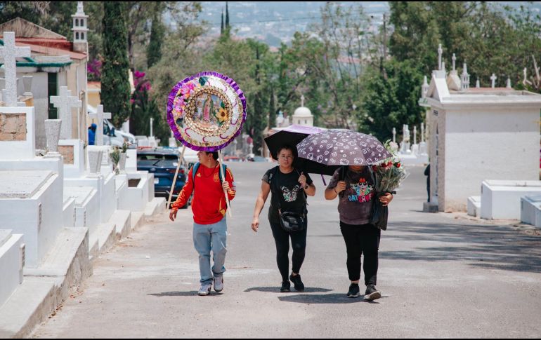 Ante la masiva asistencia que se registra hoy en los cementerios, las autoridades han emitido una serie de recomendaciones para la población. ESPECIAL/Gobierno de Guadalajara