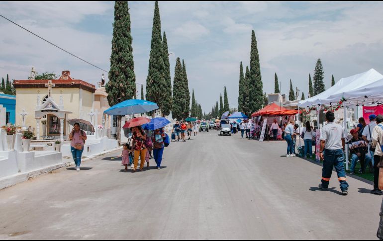 Ante la masiva asistencia que se registra hoy en los cementerios, las autoridades han emitido una serie de recomendaciones para la población. ESPECIAL/Gobierno de Guadalajara
