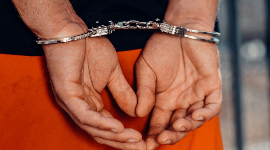 Cuatro personas —entre ellas una mujer— fueron detenidas en posesión de armas, vehículos y varias dosis de sustancias con características de droga. Pexels