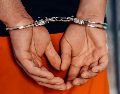 Cuatro personas —entre ellas una mujer— fueron detenidas en posesión de armas, vehículos y varias dosis de sustancias con características de droga. Pexels