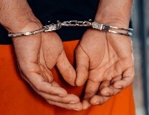 Cuatro personas —entre ellas una mujer— fueron detenidas en posesión de armas, vehículos y varias dosis de sustancias con características de droga. Pexels