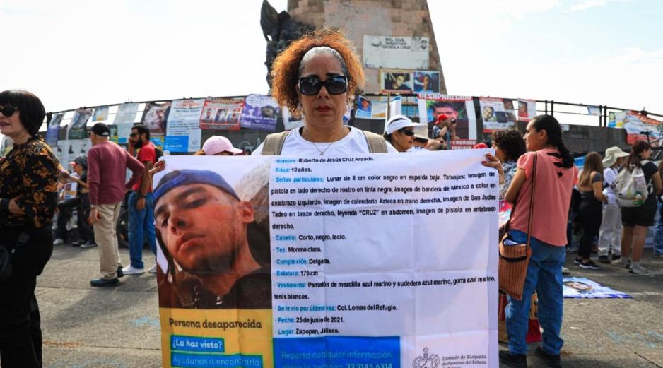 Cada familia llevaba en mano las pancartas, carteles y lonas con los rostros de sus hijas e hijos y sus fichas de búsqueda. EL INFORMADOR/ J. Acosta