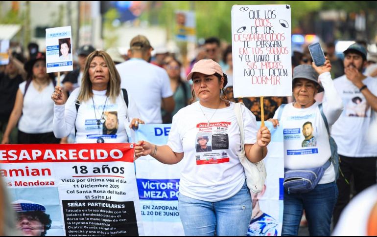 Cada familia llevaba en mano las pancartas, carteles y lonas con los rostros de sus hijas e hijos y sus fichas de búsqueda. EL INFORMADOR/ J. Acosta