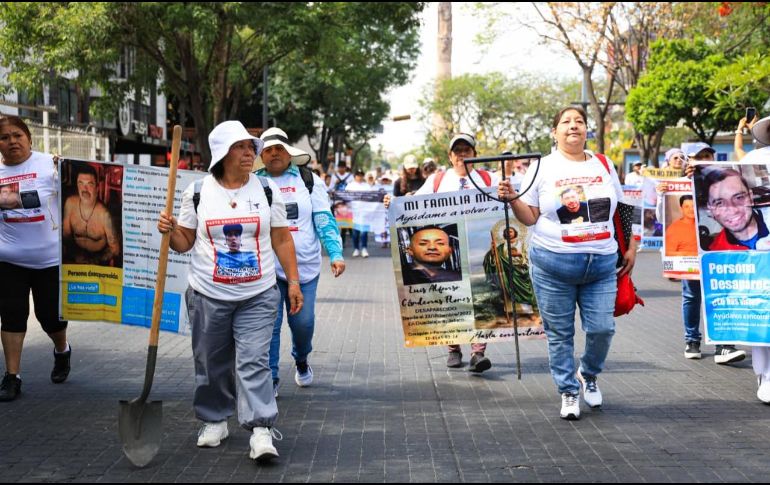 Cada familia llevaba en mano las pancartas, carteles y lonas con los rostros de sus hijas e hijos y sus fichas de búsqueda. EL INFORMADOR/ J. Acosta