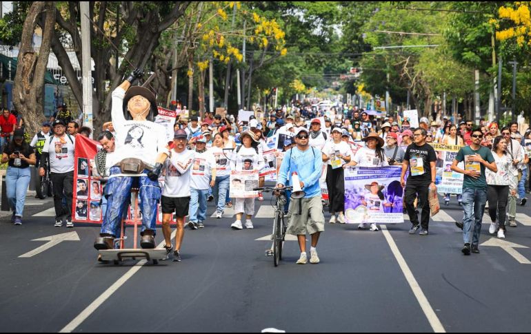 Cada familia llevaba en mano las pancartas, carteles y lonas con los rostros de sus hijas e hijos y sus fichas de búsqueda. EL INFORMADOR/ J. Acosta