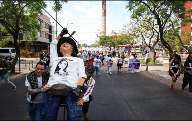 Cada familia llevaba en mano las pancartas, carteles y lonas con los rostros de sus hijas e hijos y sus fichas de búsqueda. EL INFORMADOR/ J. Acosta